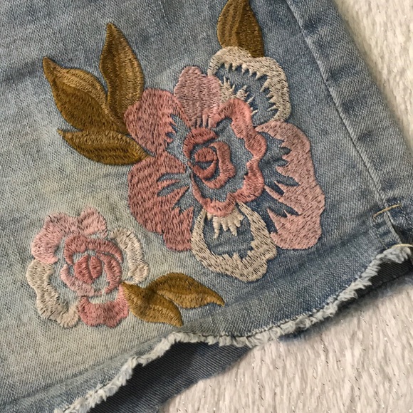 Kenzie Embroidered Floral Jean shorts Size 10 - Picture 2 of 7